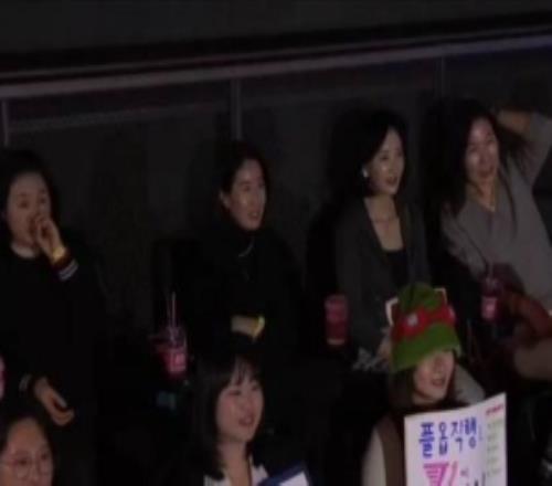 家屬助陣OnerKeriapeyzDoran的媽媽和Peyz姐姐在現(xiàn)場觀賽