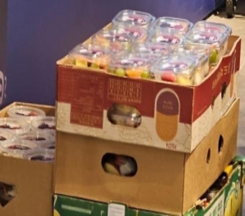 貼心Faker在場下給粉絲們準備了水果杯和酸奶