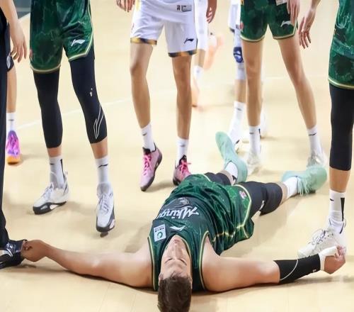 為何同曦贏32分還爆發沖突媒體人不解，球迷怒斥后指出一個原因