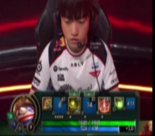 賽事官方分享Keria巴德精彩操作：Keria傳遞了一條訊息