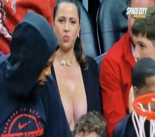 一圖流阿杜背后的女球迷，充滿了母性的光輝，太頂了！