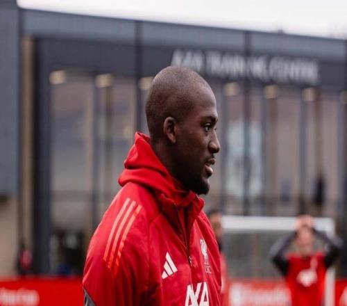 經歷喪父之痛的科納特回歸利物浦訓練，剃了個光頭