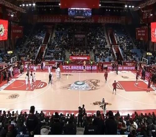 CBA出現荒誕一幕吉林與山西比賽因地板漏水延遲開賽，球迷喊退票