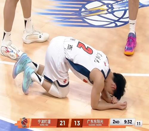 突發!徐杰意外受傷,被隊友攙扶下場,表情十分痛苦