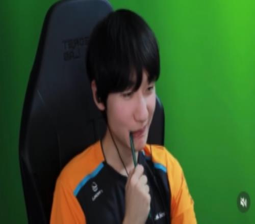 Peanut排位打出0140數(shù)據(jù)被舉報(bào)封號(hào)隨后寫文章申訴+跪坐40分鐘道歉