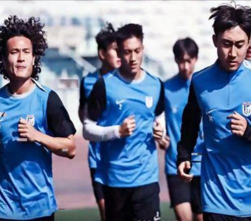 英博學精了！1.5+1簽斯坦丘，迪拜首訓投入，挪威邊鋒空降足球城