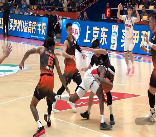 3分險勝，殺進前4！山東男籃險遭爆冷，拯救邱彪：高詩巖+陶漢林