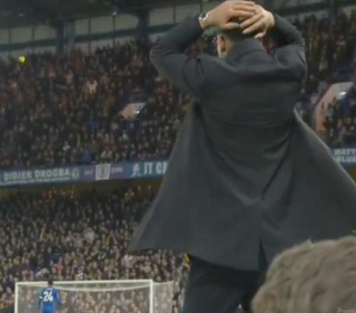 帕爾默終場前離譜射門直沖云霄，羅塞尼爾場邊抱頭不可思議