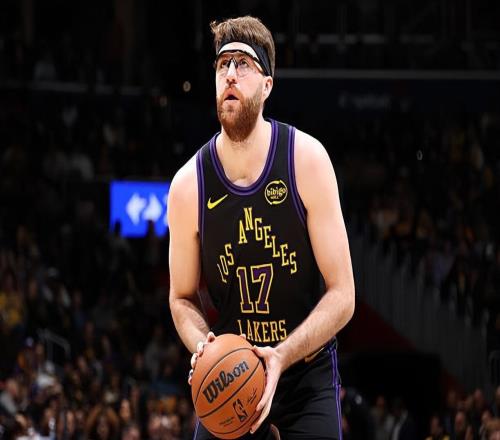 又能得分又能傳球，湖人替補(bǔ)內(nèi)線新星在進(jìn)攻端的功能非常全面