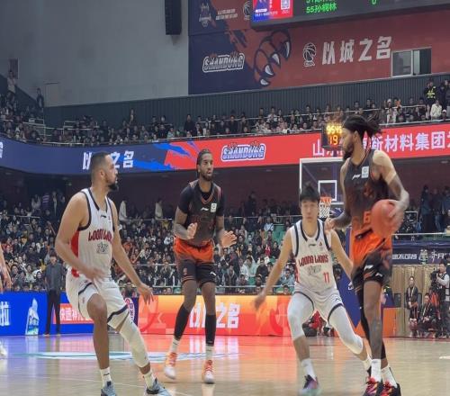 全場戰報關鍵時刻打出一波7：0，山東男籃83：80險勝廣州