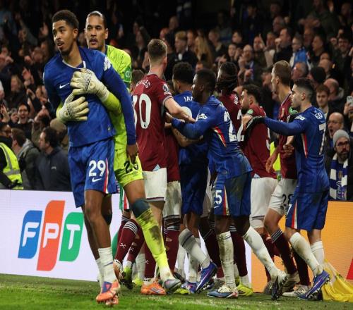 遭切爾西讓2追3!英超隊輸急眼干架數十人互相推搡鎖喉+扇耳光