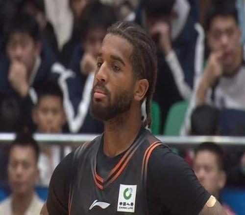 僥幸過關(guān)！山東3分險勝魚腩，高詩巖爆發(fā)，郭艾倫啞火，差距真大