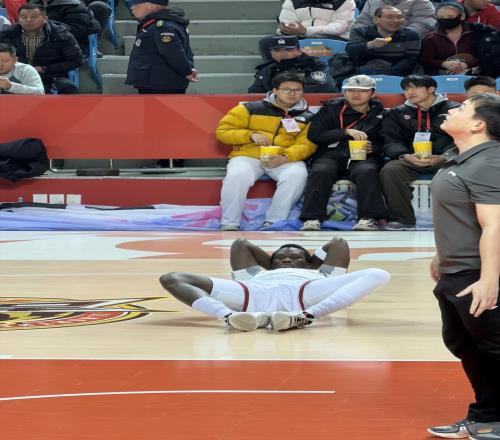 地板滲水延遲1小時(shí)！法耶悠閑躺，山西單節(jié)39分，迪亞洛暴砍21分