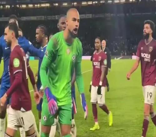 中場時羅伯特桑切斯對著憤怒的切爾西球迷咆哮：支持球隊