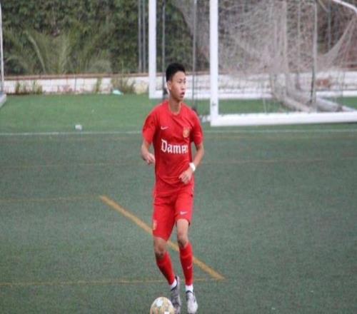 19歲留洋邊衛王皓文加盟重慶銅梁龍，中超球隊成他再追夢的起點