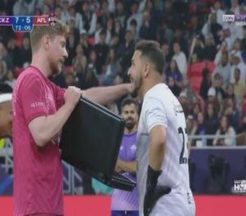 “鈔能力”！全球第一網(wǎng)紅慈善足球賽賄賂門將用一萬美元現(xiàn)金買進(jìn)球