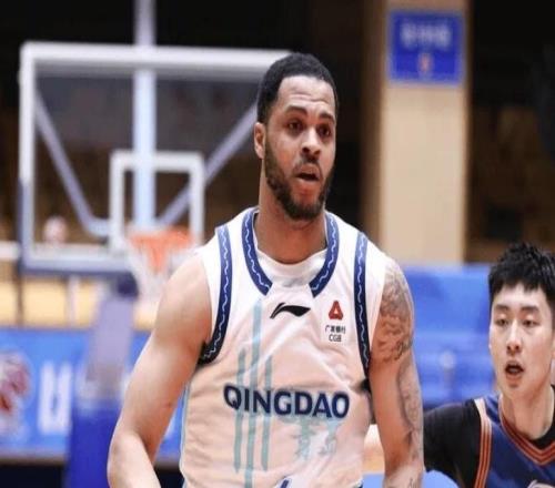 CBA官方：青島外援韋瑟斯龐對裁判使用侮辱性語言被罰款3萬