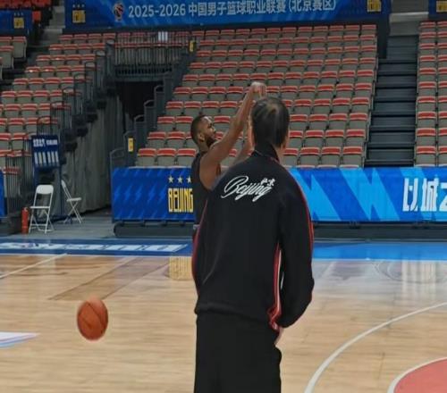 喊話青島！許利民曝4人帶傷出戰，雷蒙親承膝蓋還疼但會出戰！