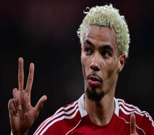 梅開二度，埃基蒂克向場邊的紐卡聯球迷比出31手勢