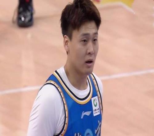 趙睿兩罰不中，北京男籃無緣逆轉(zhuǎn)青島曾凡博15+6許利民兵敗一招