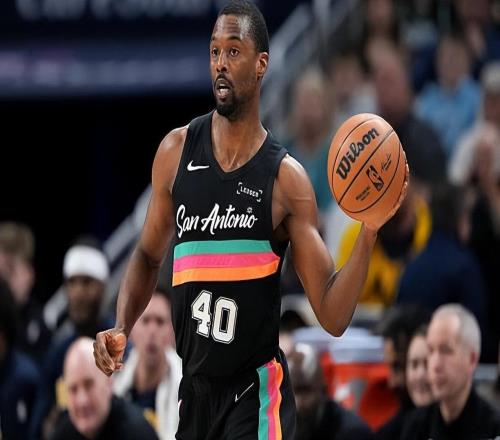 淪為替補(bǔ)后首戰(zhàn)表現(xiàn)尚可，馬刺鋒線大將能否提升自己的水準(zhǔn)