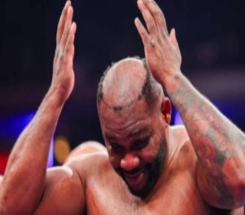 我在一拳超人看過這段美國拳手比賽假發(fā)被打飛依舊淡定取勝