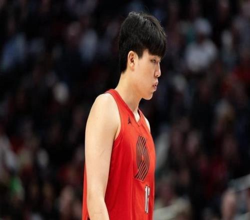 開拓者半場落后騎士楊瀚森缺席上半場較量