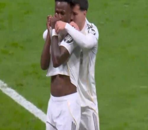 維尼修斯破105天球荒!1V3轟超級世界波,親吻隊徽回擊噓聲