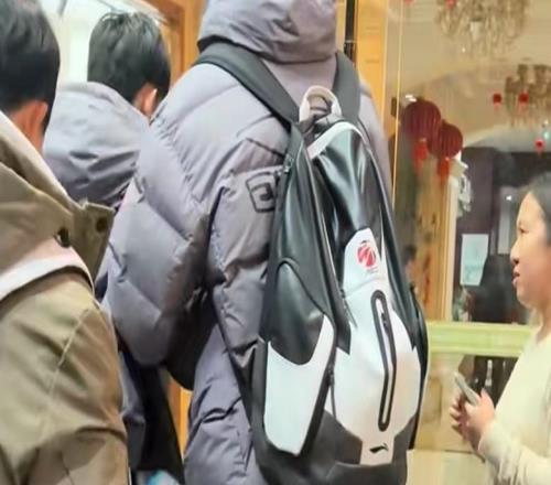 徐杰傷勢更新!粵記曝習慣性崴腳,回酒店被隊友攙扶,杯賽打嗎