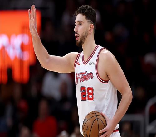 最近一段時間狀態一塌糊涂,火箭應該適當減少內線支柱的球權