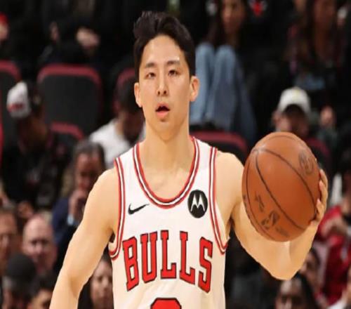 復(fù)出就打背靠背！日本后衛(wèi)場(chǎng)均比楊瀚森多10分鐘，太羨慕