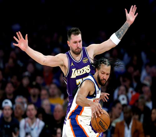 湖人100112輸尼克斯！東契奇打破60年紀錄，登頂湖人隊史第一