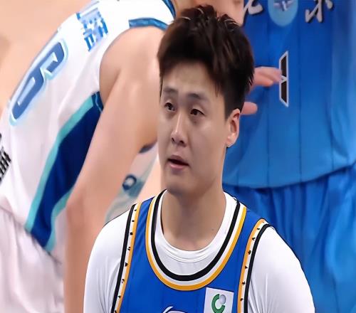 趙睿關鍵時刻2罰不中！北京4分鐘被打110遭翻盤，青島2將1戰(zhàn)封神