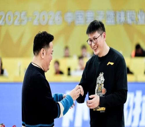 廣廈為球迷送上專屬冠軍戒指，后者曾拍下錯版戒指&祝福廣廈