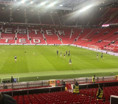 曼聯(lián)全隊起立鼓掌致敬謝什科！絕殺后舉動揭示爆發(fā)原因，天道酬勤