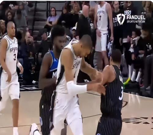 頭撞籃板空接+追身火鍋！文班25+8+4斷5帽統治攻防外星人真猛