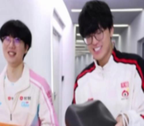 官方分享Viper和Jiejie場下互動(dòng)視頻：再見如舊親切問候