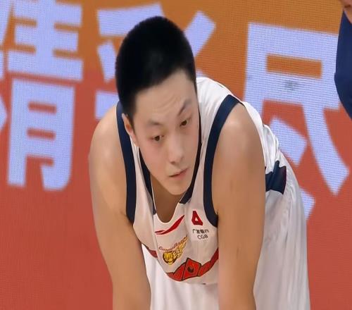 太適合廣東隊(duì)！CBA最強(qiáng)硬中鋒打成大腿，這可是杜鋒的內(nèi)線答案