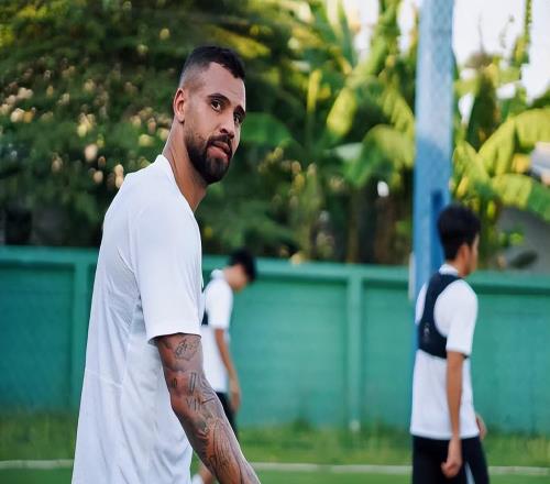 保級(jí)穩(wěn)了重慶銅梁龍拒絕全華班踢中超，巴西國腳中衛(wèi)加盟馳援！