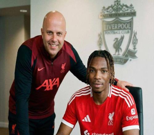 一夜三官宣!利物浦補后防,本澤馬空降新月,森林簽下22歲天才