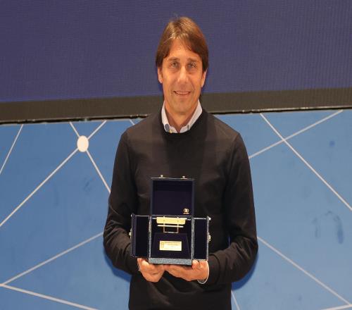 意足協官方：孔蒂榮膺上賽季“金板凳獎”，馬雷斯卡獲特別獎