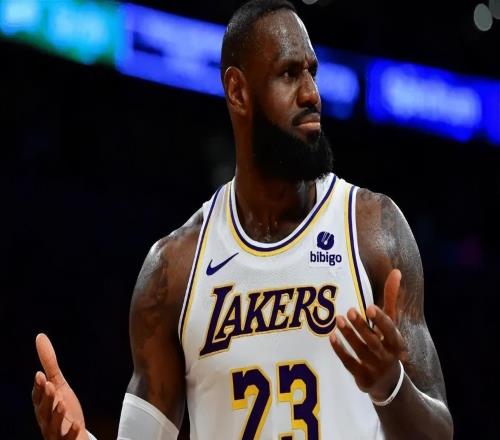 雷迪克又把湖人球迷整無(wú)語(yǔ)了！防守仍垮，五小自殺，讓人失望！