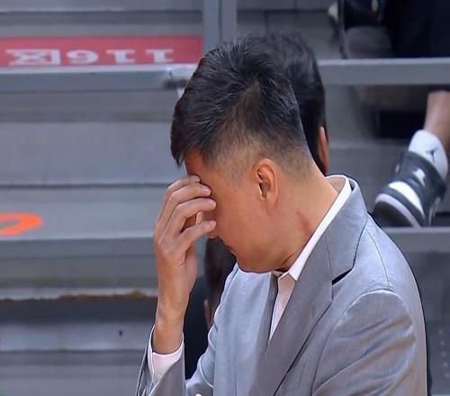 廣東兩節崩！半場落后上海21分，胡明軒隱形0得分，杜鋒掩面無奈