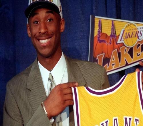 單換科比的男人，曾入選全明星的迪瓦茨，后來(lái)去了哪里發(fā)展如何