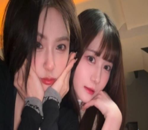 Rita曬照：朋友要回家了提前祝他過個(gè)好年