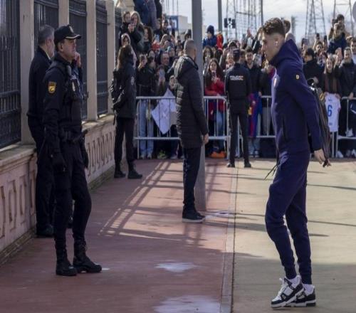 世體：巴薩已抵達阿爾瓦塞特，數百名球迷熱情接機