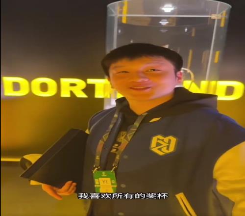 可愛樊振東參觀多特蒙德獎(jiǎng)杯室,提到冠軍眼睛都亮了每個(gè)都喜歡