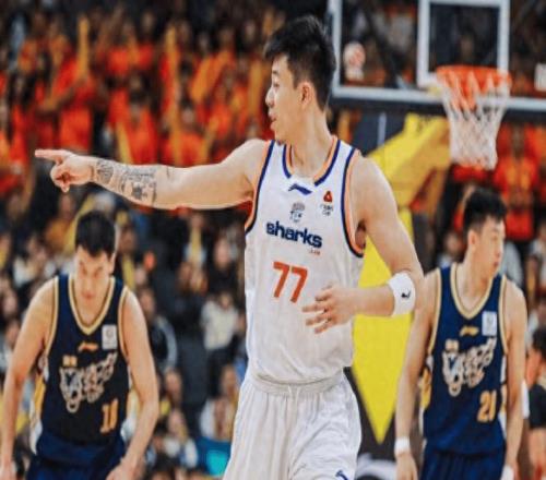 掀翻廣東，登頂聯(lián)賽第1！王哲林怒吼慶祝，張鎮(zhèn)麟23+3立大功