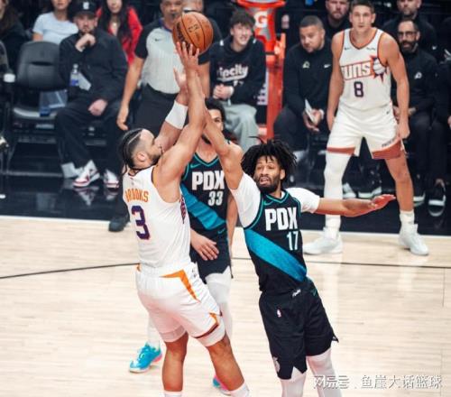 19分逆轉(zhuǎn)！霍勒迪15+6犯錯，狄龍16中3也無妨，湖人棄將爆發(fā)立功