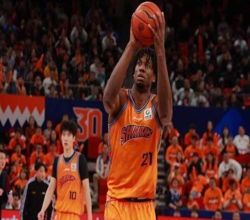 37歲老將狂轟40分31板！CBA又殺出一條大鯊魚，杜鋒被他害慘了